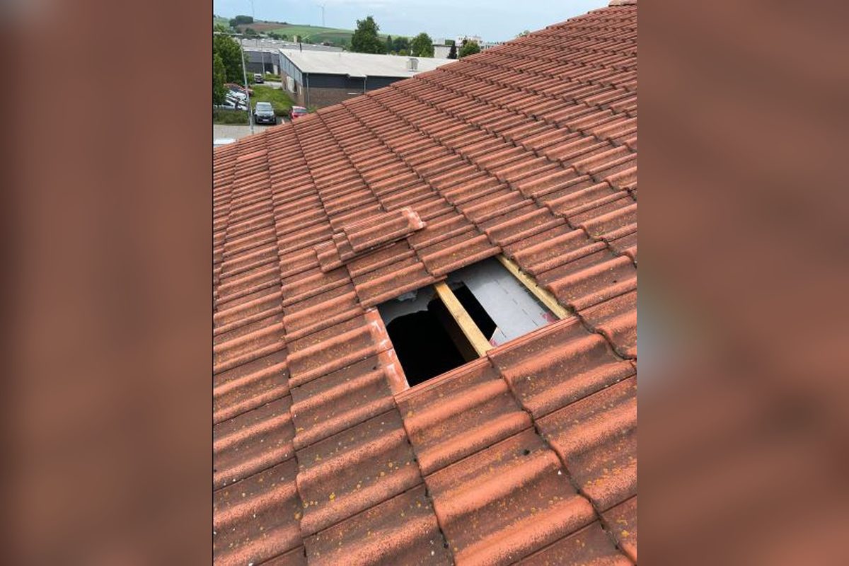 Reparaturöffnung an einer gewerblichen Dachfläche