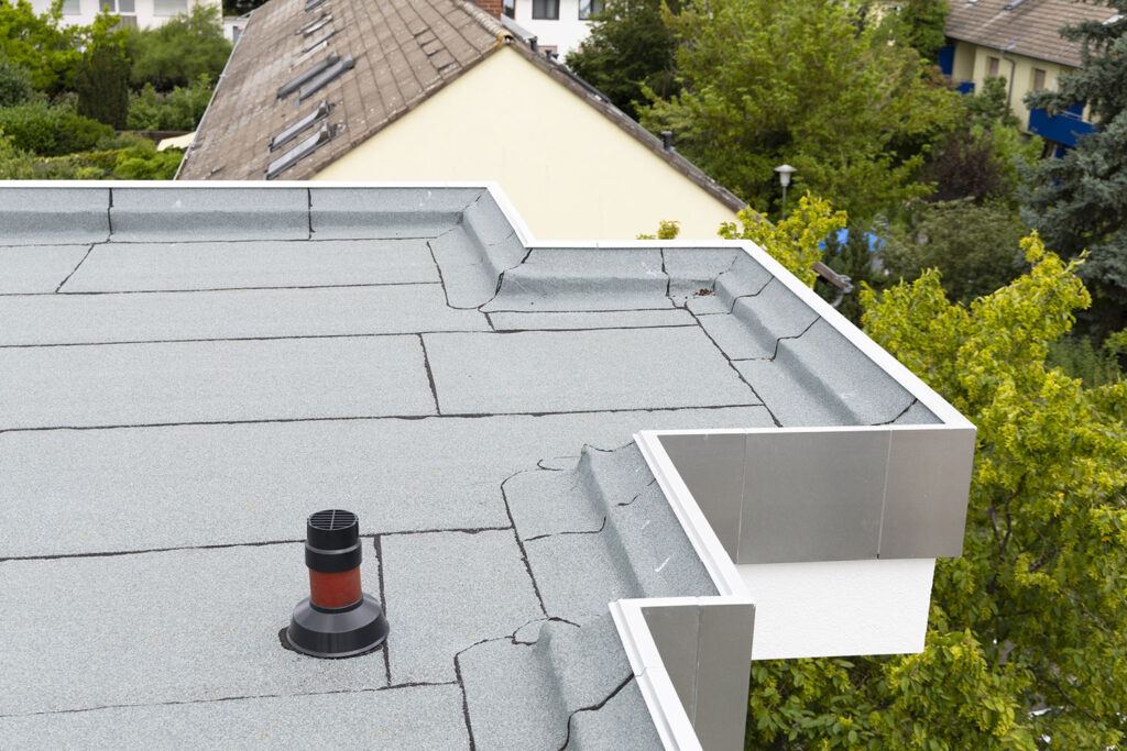 Sanierte Flachdachfläche mit Attika und Entwässerung